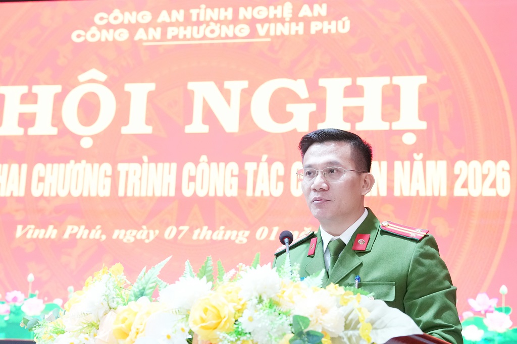 Đồng chí Trung tá Hoàng Anh Thái, Trưởng Công an phường Vinh Phú phát biểu tại Hội nghị