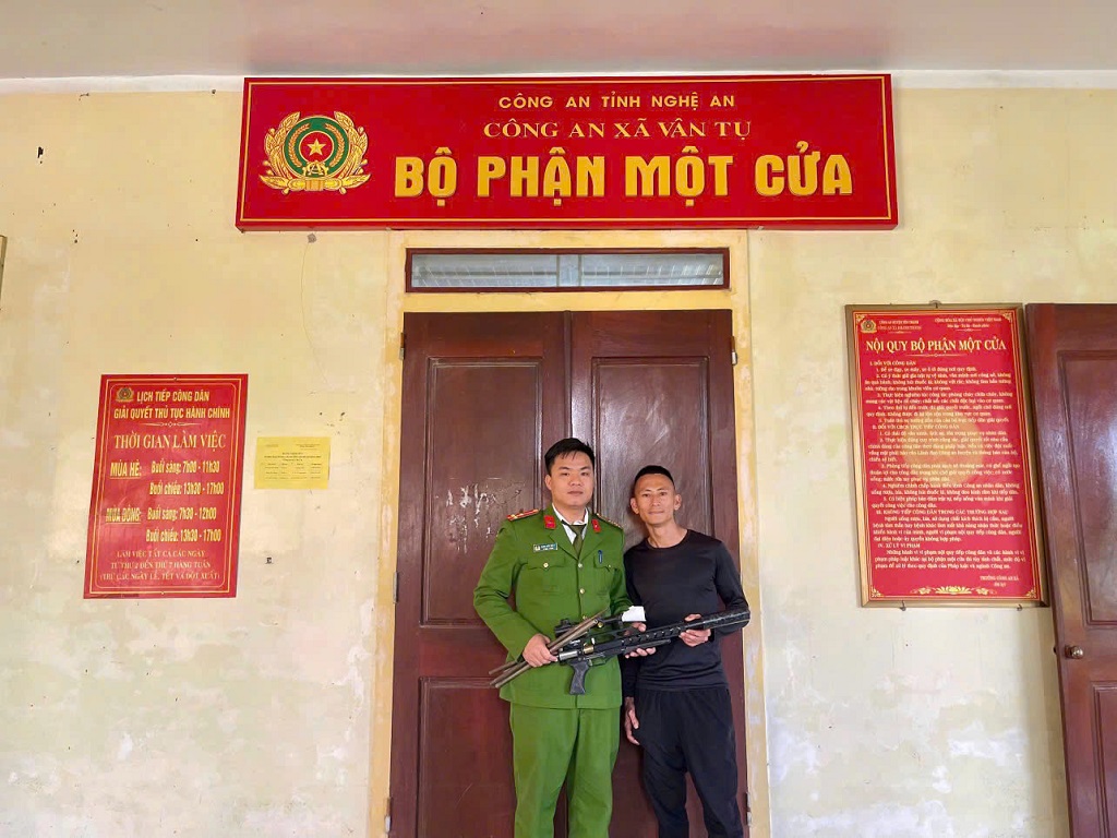 Công an xã Vân Tụ vận động người dân giao nộp VK, VLN, CCHT