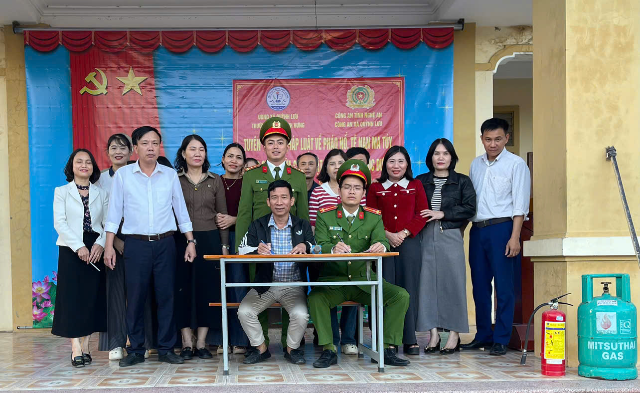 Công an xã phối hợp cùng nhà trường ký cam kết
