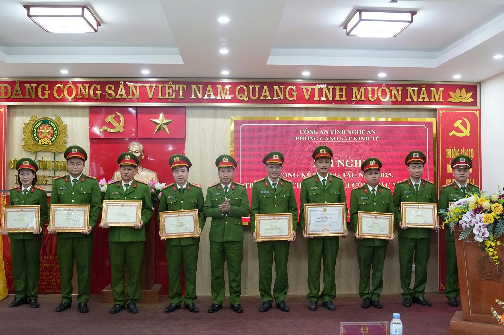 Đồng chí Thượng tá Nguyễn Xuân Thái, Trưởng phòng Cảnh sát kinh tế trao danh hiệu “Chiến sĩ thi đua cơ sở” cho các cá nhân
