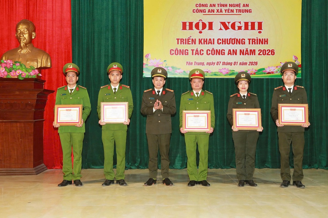 Trao thưởng tập thể, cá nhân có thành tích xuất sắc
