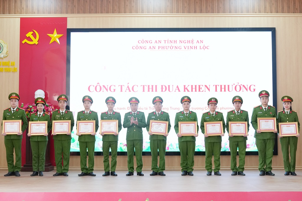 Đồng chí Đại tá Nguyễn Duy Thanh, Ủy viên Ban Thường vụ Tỉnh ủy, Phó Giám đốc Công an tỉnh trao khhen thưởng cá nhân có thành tích xuất sắc