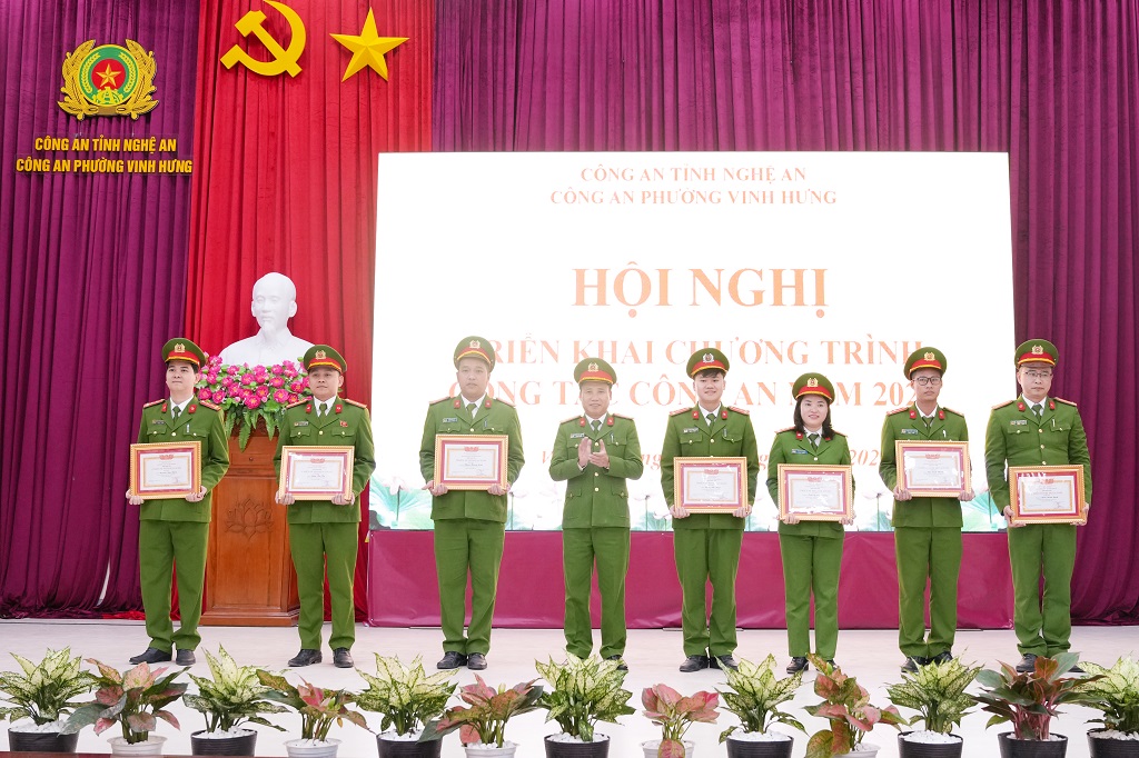 Đồng chí Đại tá Nguyễn Duy Thanh, Ủy viên Ban Thường vụ Đảng ủy, Phó Giám đốc Công an tỉnh trao thưởng tập thể và cá nhân có thành tích xuất sắc           