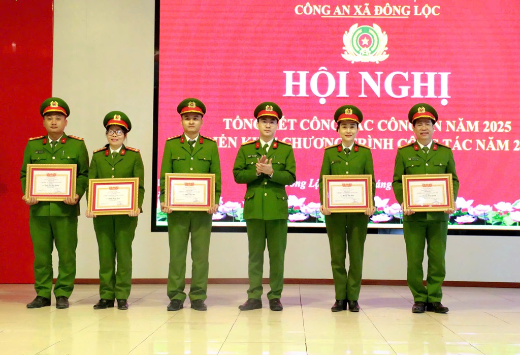 Trao thưởng tập thể, cá nhân có thành tích xuất sắc