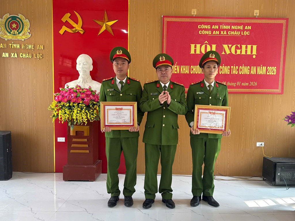 Trao giấy khen tặng tập thể, cá nhân có thành tích xuất sắc trong năm 2025