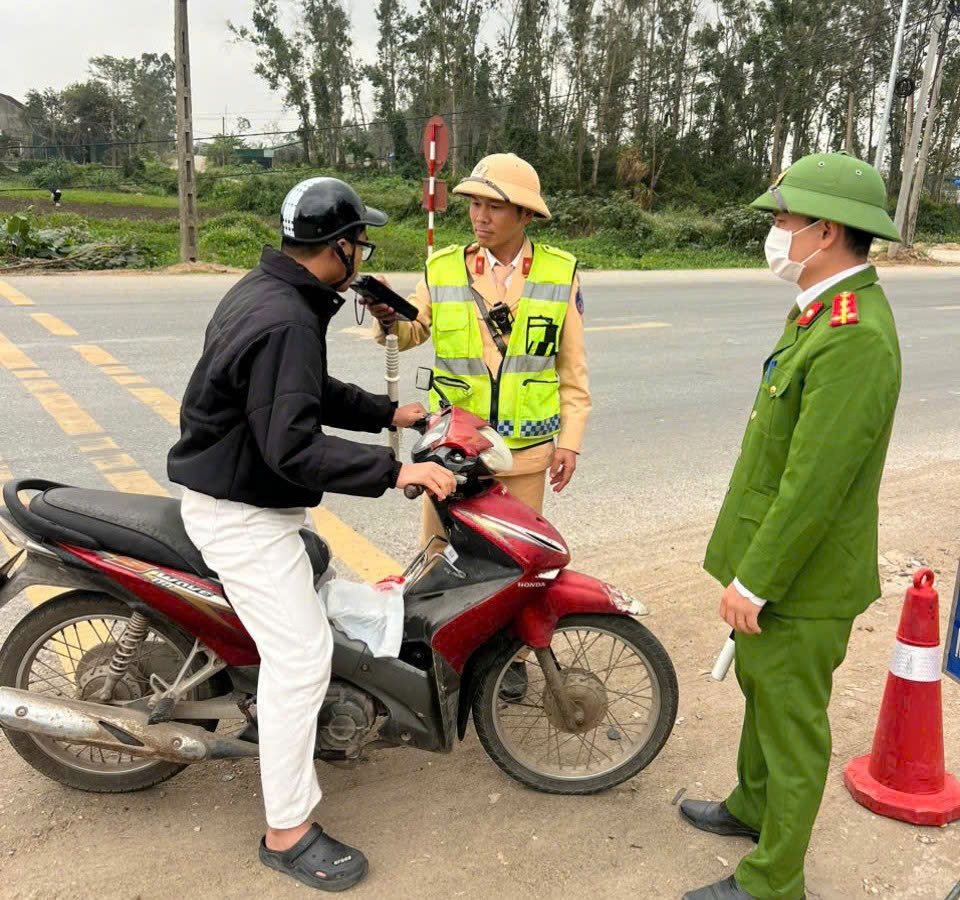 Tổ CSGT địa bàn Nghi Lộc huy động 100% lực lượng điều tiết, phân luồng, tránh ùn tắc giao thông, xử lý hành vi vi phạm trật tự an toàn giao thông