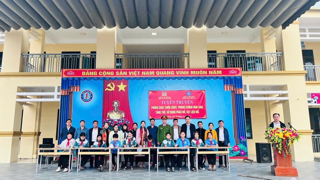 Công an xã tổ chức cho học sinh ký cam kết không vi phạm quy định pháp luật liên quan đến pháo nổ