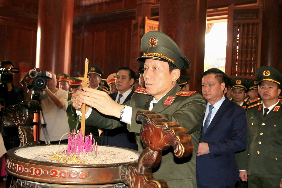Đồng chí Đại tướng Lương Tam Quang, Ủy viên Bộ Chính trị, Bí thư Đảng ủy Công an Trung ương, Bộ trưởng Bộ Công an dâng hương lên anh linh Chủ tịch Hồ Chí Minh tại Khu Di tích Quốc gia đặc biệt Kim Liên