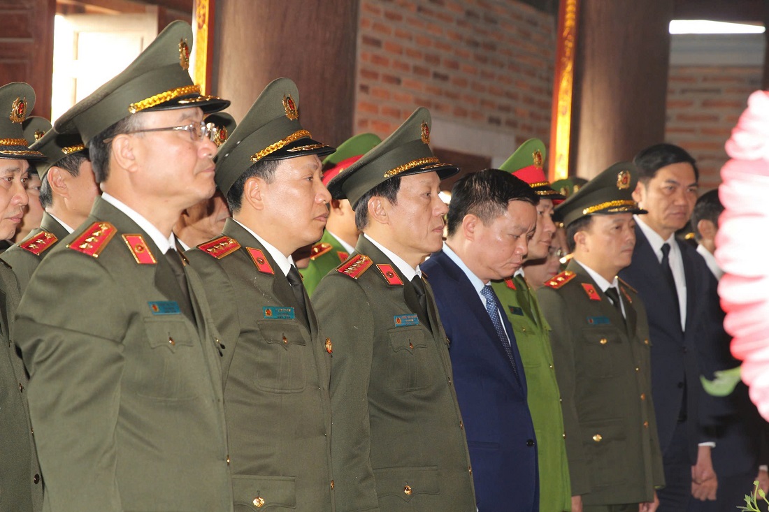 Đồng chí Đại tướng Lương Tam Quang, Ủy viên Bộ Chính trị, Bí thư Đảng ủy Công an Trung ương, Bộ trưởng Bộ Công an cùng Đoàn đại biểu tri ân đấng sinh thành, anh chị em ruột, những người thân trong gia tộc của Người và anh hùng, liệt sĩ đã hi sinh vì độc lập, tự do của Tổ quốc