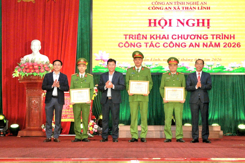 Trao thưởng tập thể, cá nhân có thành tích xuất sắc