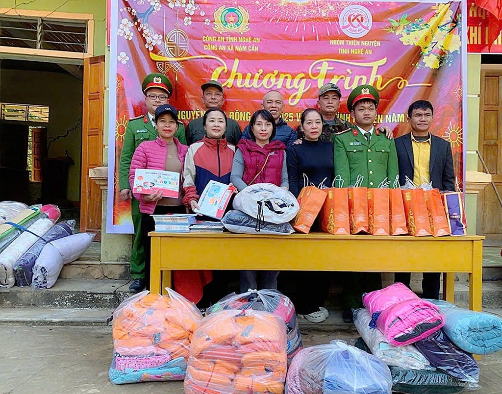 Công an xã Nậm Cắn và Đoàn thiện nguyện trao quà tặng bà con