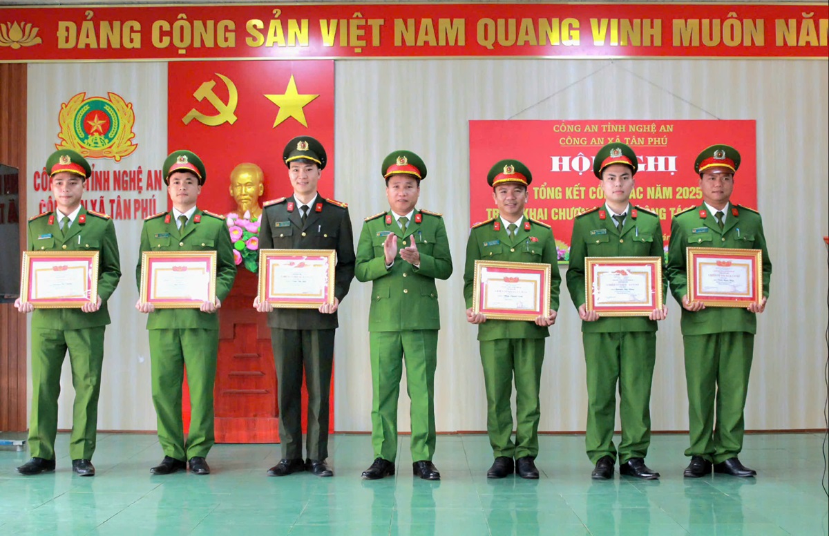 Trao thưởng tập thể, cá nhân có thành tích xuất sắc