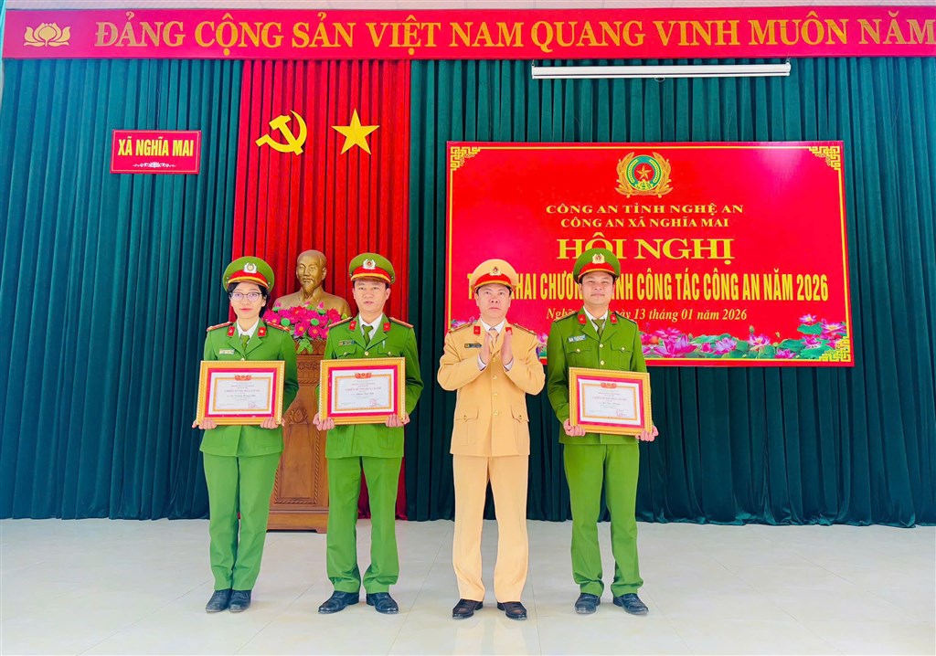 Khen thưởng tập thể, cá nhân có thành tích xuất sắc