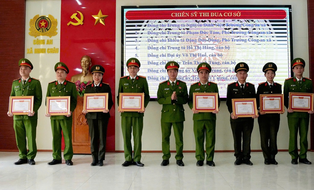 Đồng chí Thượng tá Phạm Thành Long, Ủy viên Ban Thường vụ Đảng ủy, Phó Giám đốc Công an tỉnh trao danh hiệu 