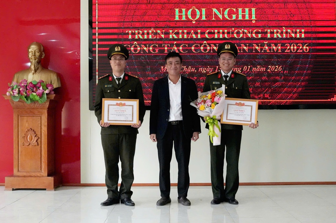 Đồng chí Đặng Quang Hồng, Bí thư Đảng ủy, Chủ tịch HĐND xã trao Giấy khen của Chủ tịch UBND xã tặng Công an xã