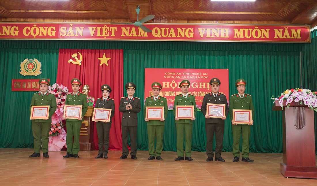Đồng chí Đại tá Trần Ngọc Tuấn – Phó Giám đốc Công an tỉnh trao tặng cá nhân đạt danh hiệu chiến sỹ thi đua cấp cơ sở 