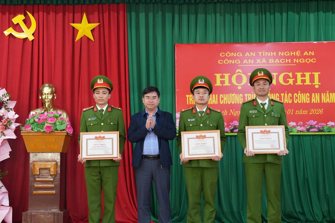 Trao Giấy khen của UBND xã tặng cá nhân