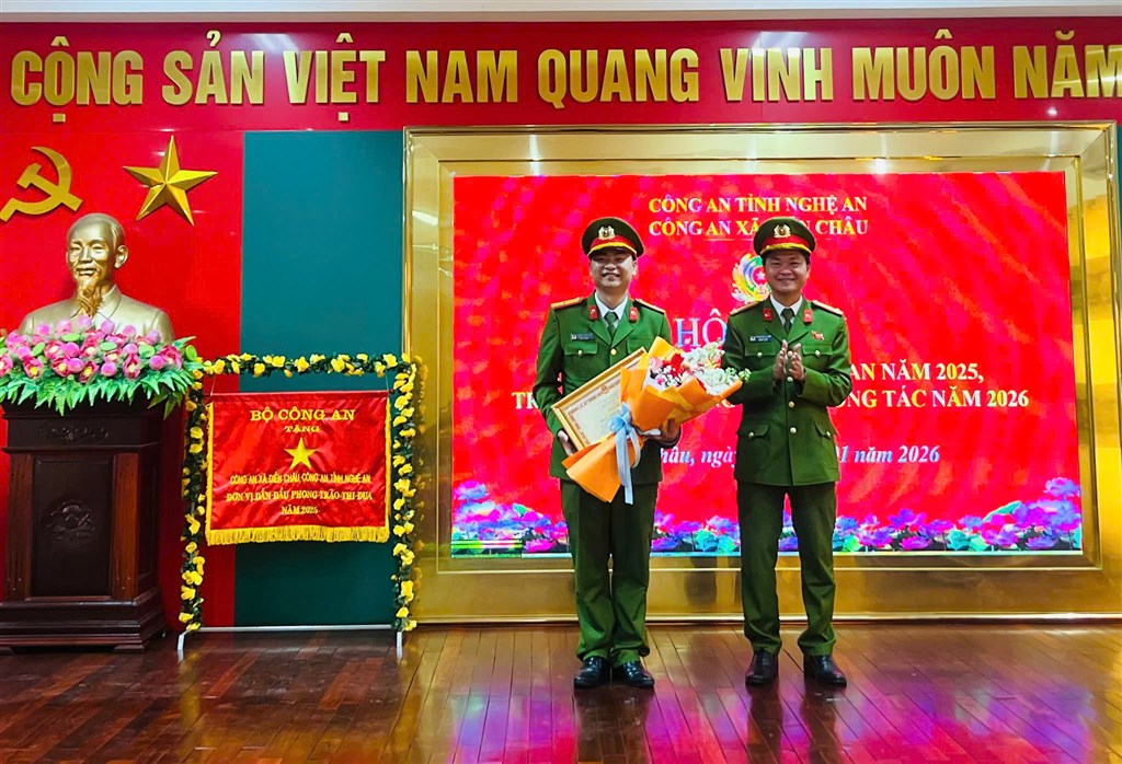 Đồng chí Thượng tá Phạm Thành Long, Ủy viên Ban Thường vụ Đảng ủy, Phó Giám đốc Công an tỉnh trao Bằng khen của Bộ trưởng Bộ Công an tặng cá nhân
