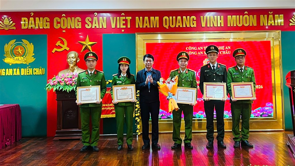 Trao danh hiệu “Chiến sĩ thi đua cơ sở” tặng cá nhân