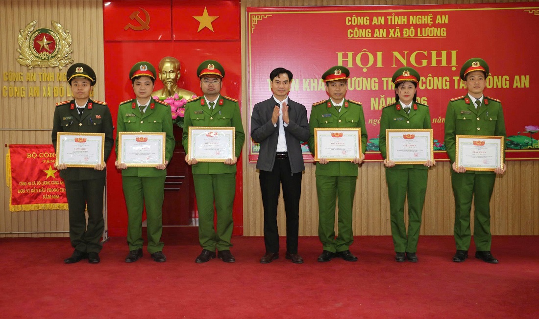 Trao thưởng tập thể và cá nhân có thành tích xuất sắc