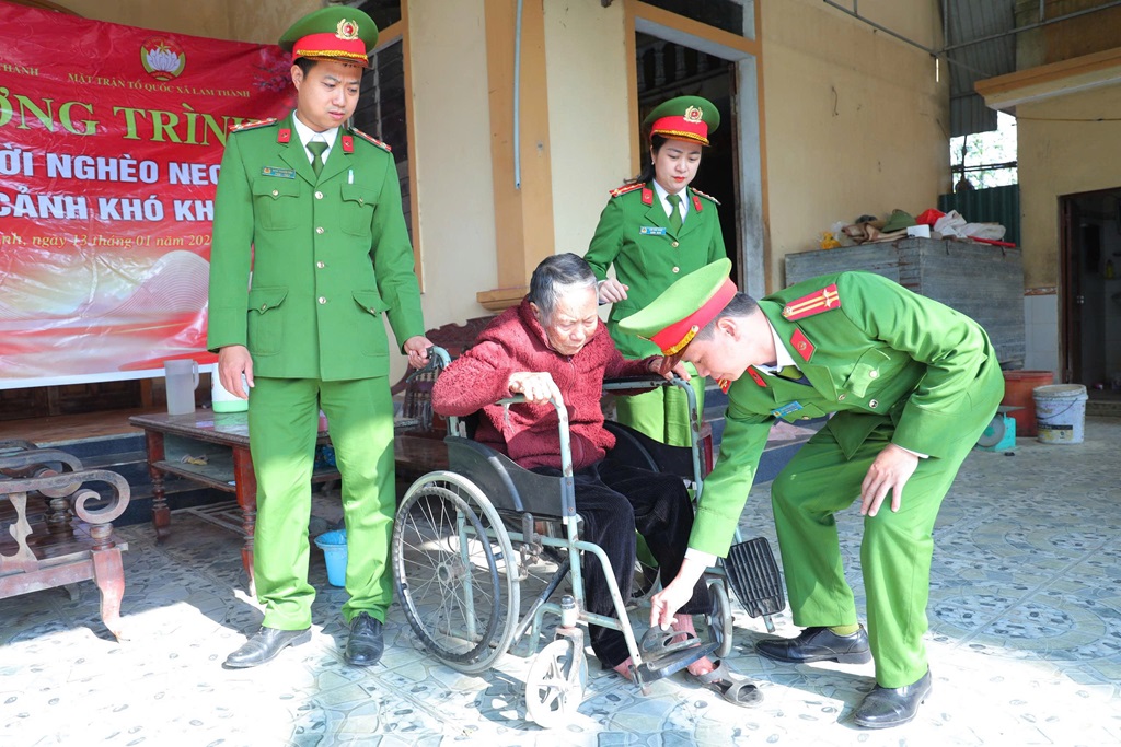 Xe lăn được trao tặng giúp người khuyết tật và người già yếu đi lại khó khăn thuận tiện hơn trong sinh hoạt