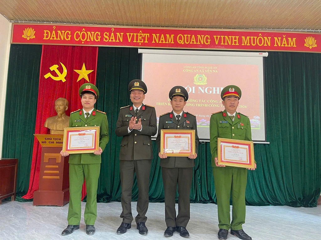 Đồng chí Thượng tá Trần Thiện Giang, Trưởng phòng An ninh mạng và phòng chống tội phạm sử dụng công nghệ cao trao thưởng cá nhân có thành tích xuất sắc