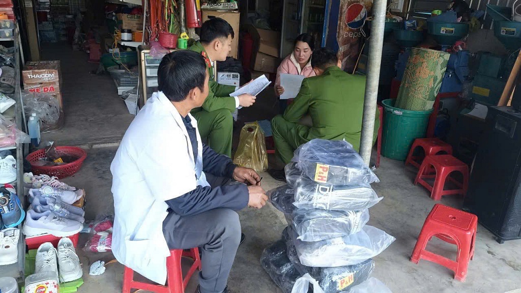 Công xã Keng Đu phối hợp kiểm tra an toàn thực phẩm 