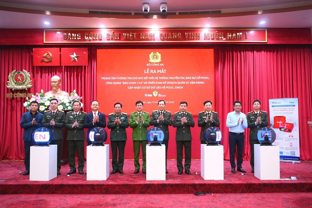 Thứ trưởng Lê Văn Tuyến cùng các đại biểu thực hiện nghi thức bấm nút ra mắt Trung tâm thông tin chỉ huy kết nối hệ thống truyền tin, báo sự cố PCCC