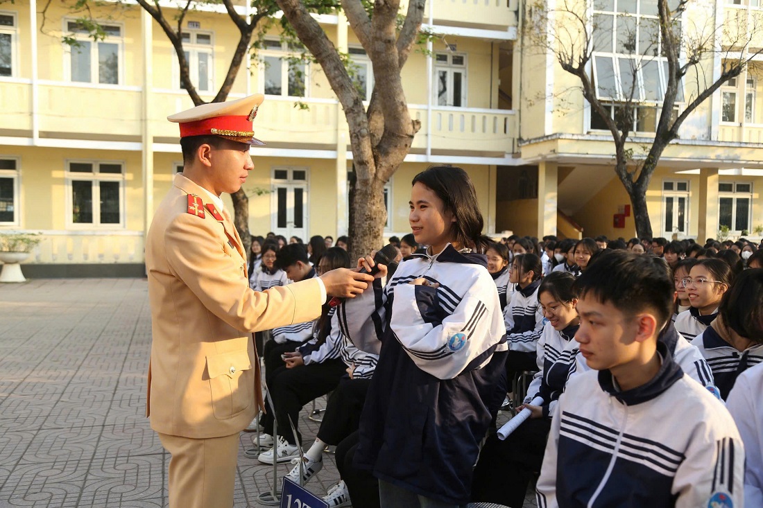 Cán bộ CSGT phổ biến quy định pháp luật về TTATGT đường bộ đến học sinh