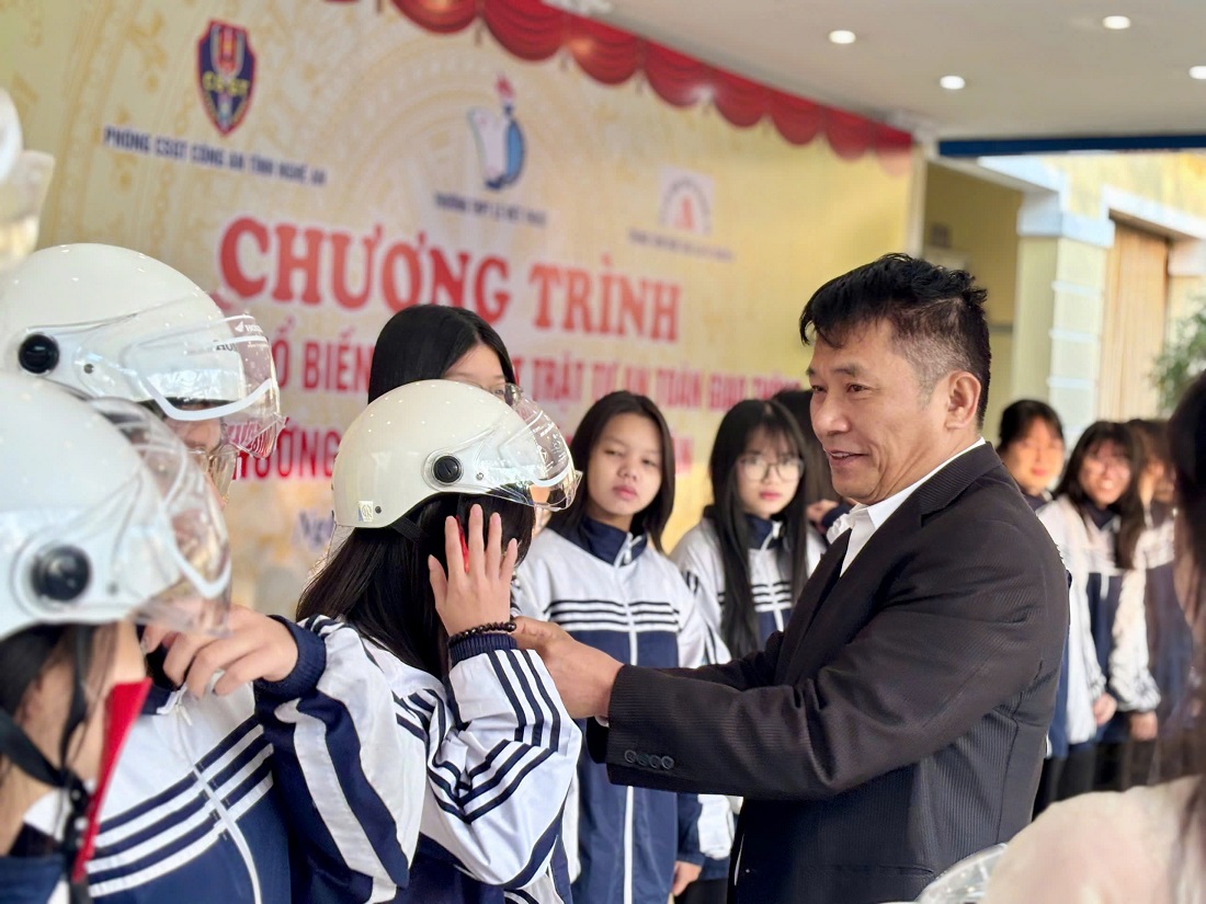 Trao mũ bảo hiểm tặng học sinh
