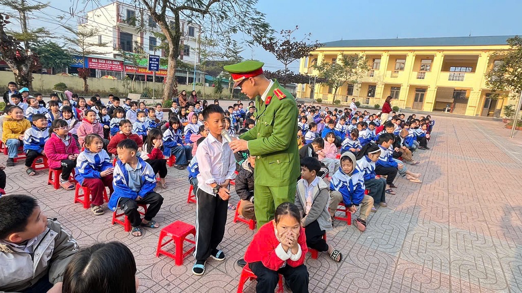 Công an xã tuyên truyền bằng hình thức đổi mới, linh hoạt, giúp học sinh dễ hiểu, dễ nhớ 