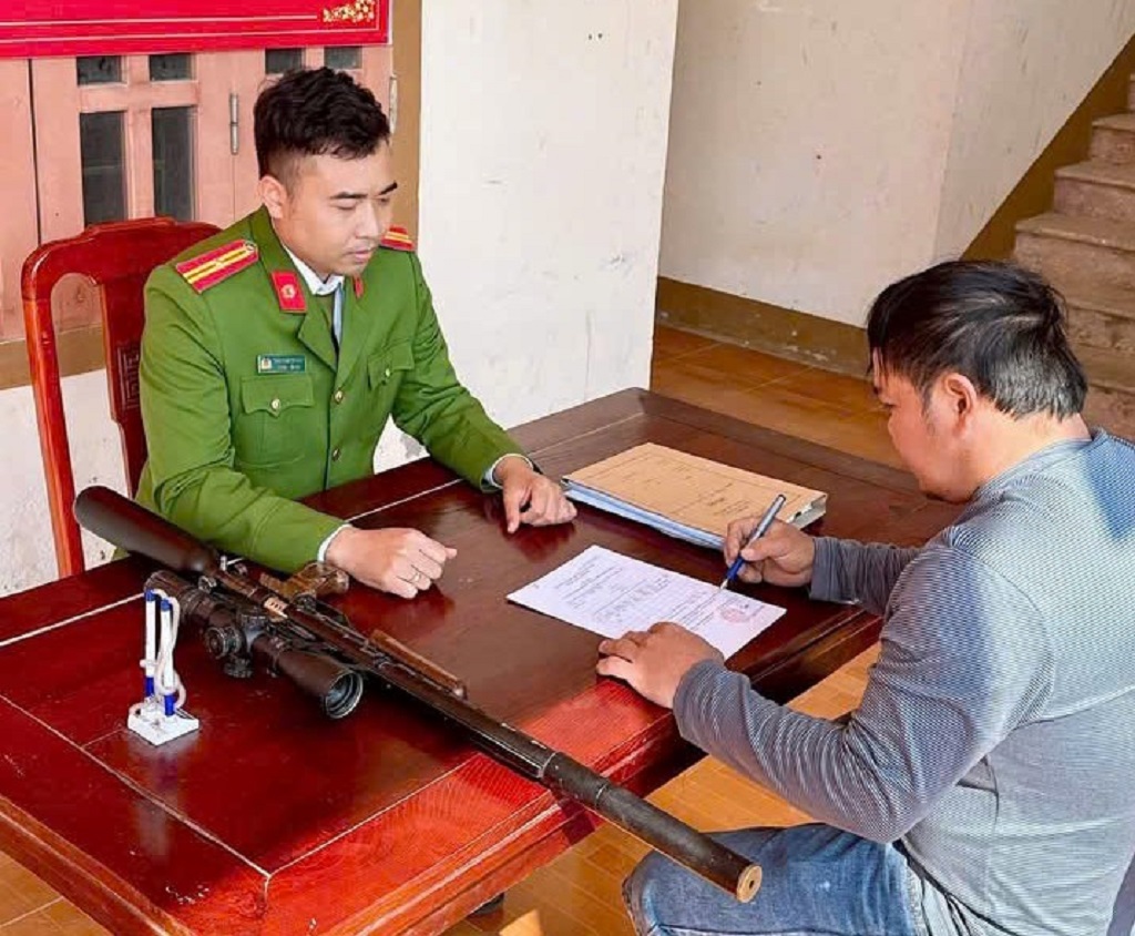 Người dân xã Bạch Ngọc tự nguyện đến trụ sở Công an xã giao nộp vũ khí, công cụ hỗ trợ