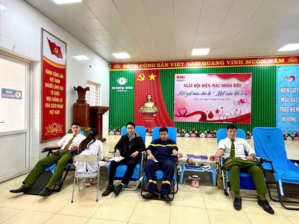 Cán bộ Phòng Cảnh sát PCCC&CNCH hiến máu tình nguyện hiến máu cứu người