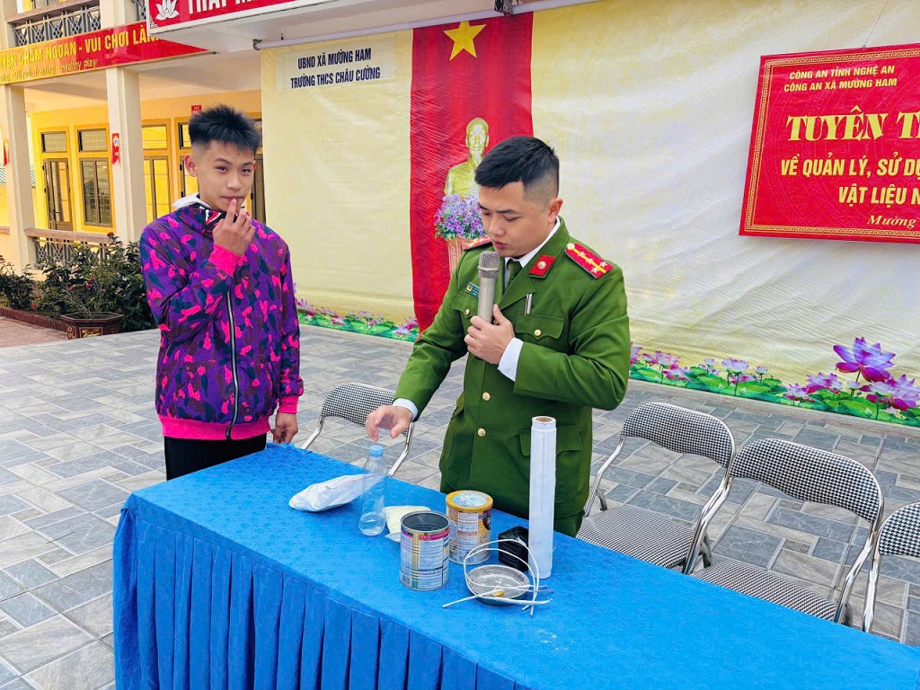 Buổi tuyên truyền kết hợp hỏi – đáp tạo sự thu hút các em học sinh