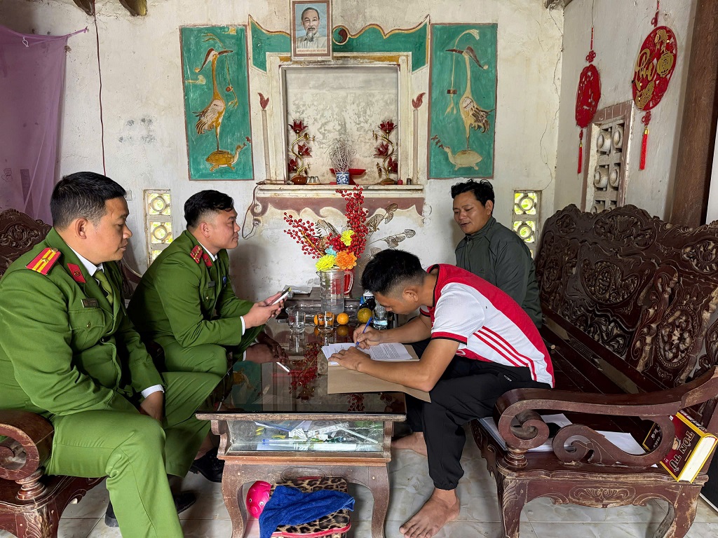 Công an xã xuống tận nhà tuyên truyền đến người dân 