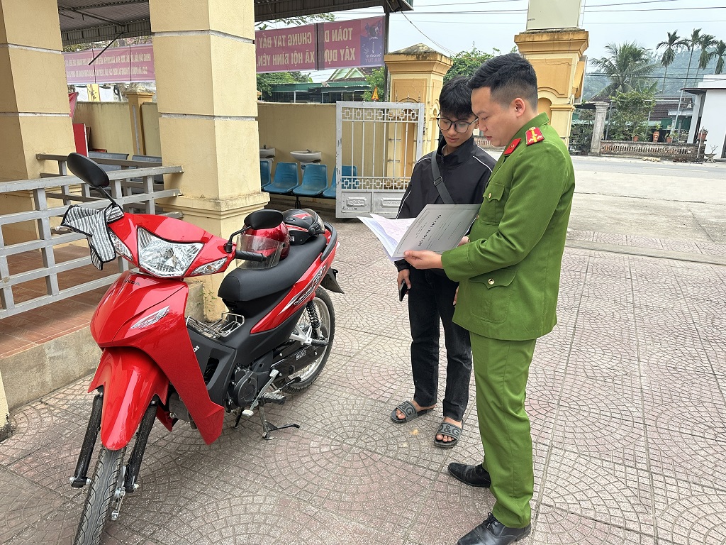 Công an xã Anh Sơn Đông luôn sẵn sàng hỗ trợ, tiếp cận người dân
