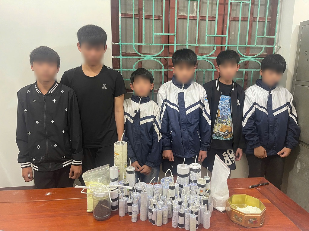 Nhóm thiếu niên giao nộp thuốc pháo cho cơ quan Công an