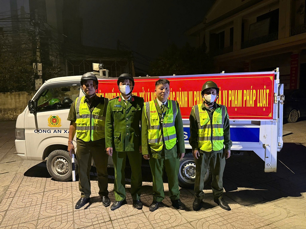Công an xã tăng cường tuần tra vũ trang