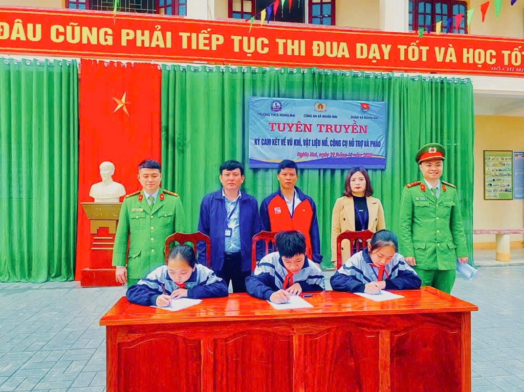 Ký cam kết phòng, chống pháo nổ và ma túy