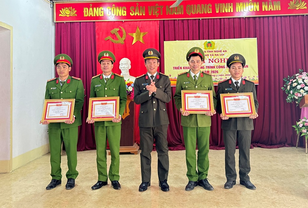 Khen thưởng cá nhân có thành tích xuất sắc