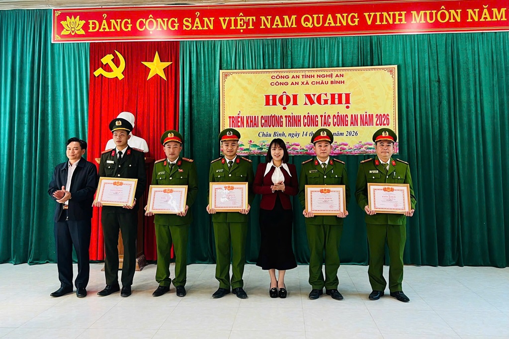 Khen thưởng cá nhân có thành tích xuất sắc 