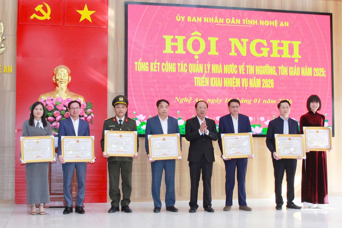 Đồng chí Bùi Thanh An - Ủy viên Ban Thường vụ Tỉnh ủy, Phó Chủ tịch Thường trực UBND tỉnh trao Bằng khen của Chủ tịch UBND tỉnh tặng 03 tập thể, 05 cá nhân có thành tích xuất sắc trong công tác quản lý nhà nước về tín ngưỡng, tôn giáo năm 2025