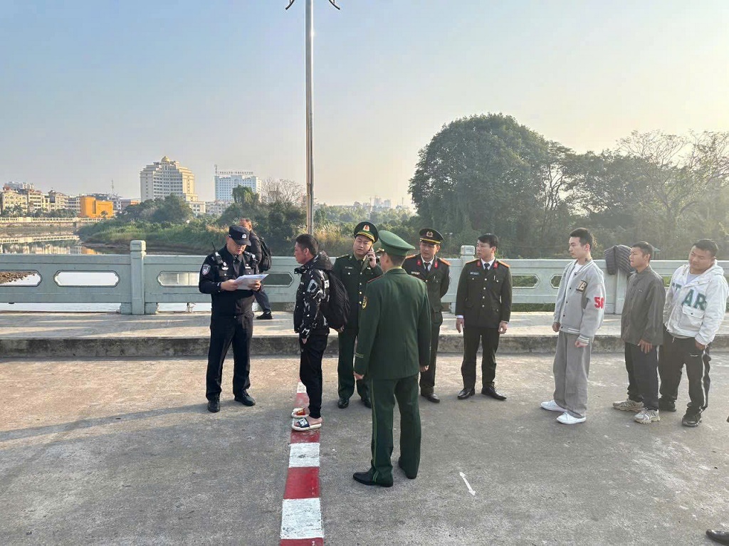 Cơ quan chức năng trao trả công dân Trung Quốc
