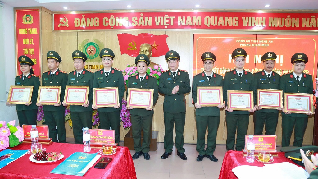 Khen thưởng tập thể, cá nhân có thành tích xuất sắc