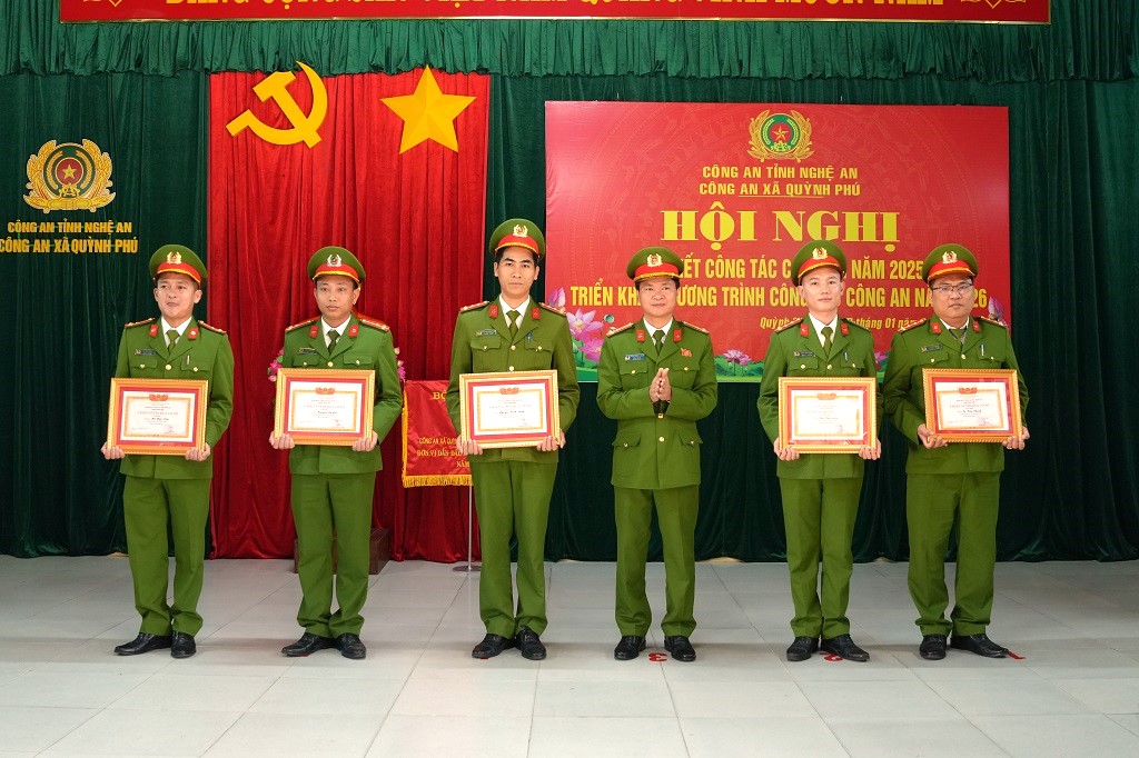 Trao danh hiệu “Chiến sĩ thi đua cơ sở” tặng cá nhân
