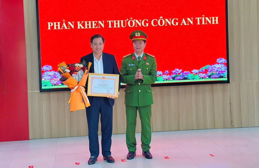 Đồng chí Thượng tá Phạm Thành Long, Ủy viên Ban Thường vụ Đảng ủy, Phó Giám đốc Công an tỉnh trao Giấy khen của Giám đốc Công an tỉnh tặng Chủ tịch UBND xã Quỳnh Lưu
