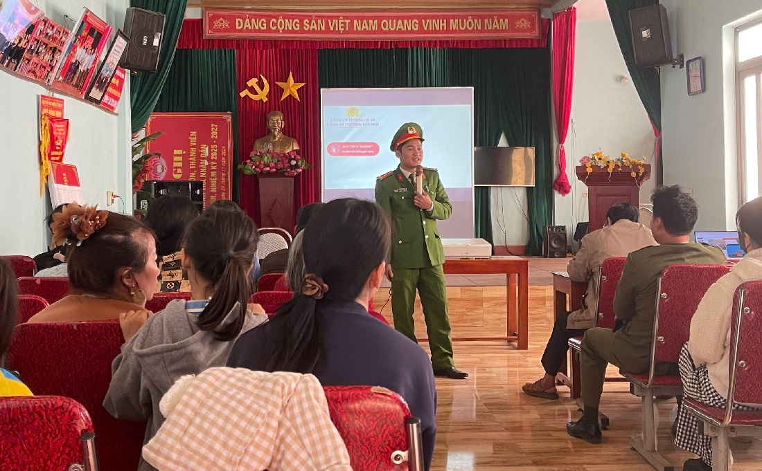 Cán bộ Công an phường phổ biến quy định của pháp luật liên quan đến phòng, chống ma túy