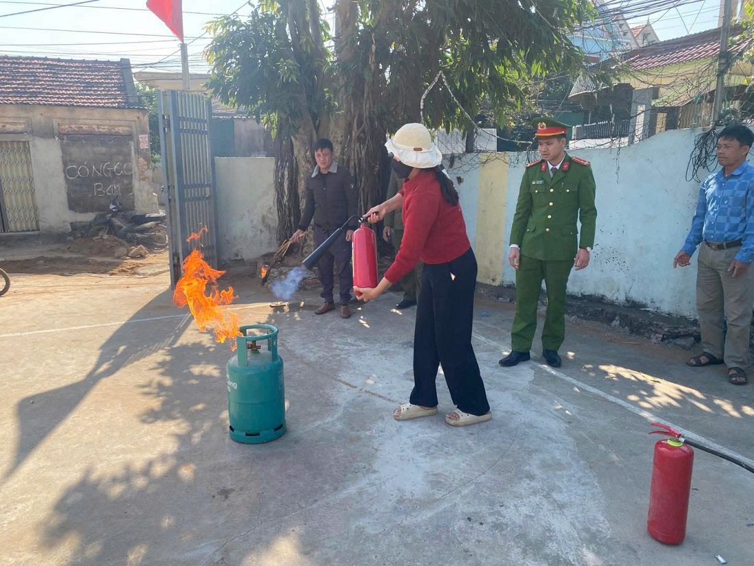 Hướng dẫn người dân sử dụng bình chữa cháy