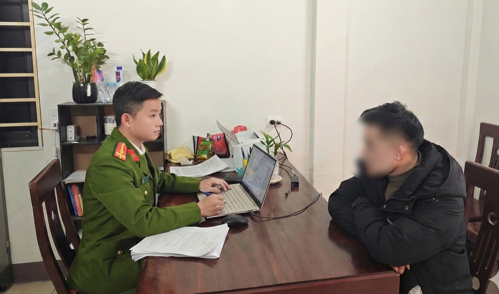 Công an xã Hùng Chân làm việc với T.C.T.