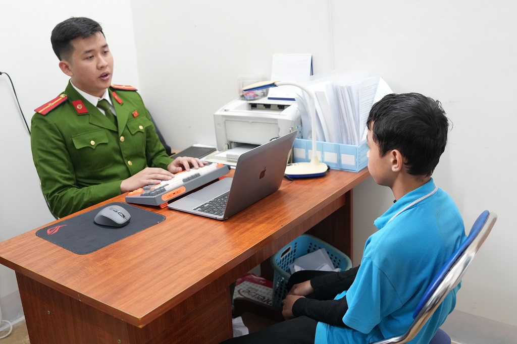 Công an phường Trường Vinh làm việc với trường hợp T.H.T. chế tạo, tàng trữ pháo nổ trái phép 